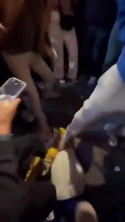 驚！尼克斯大勝步行者后，哈利伯頓遭主場(chǎng)球迷群毆