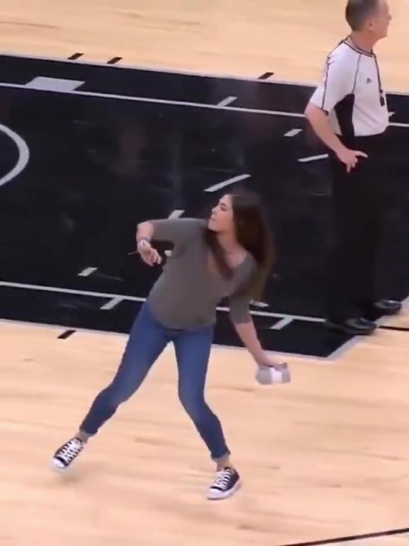 不愧是美國女籃主力，普拉姆的力量太嚇人了