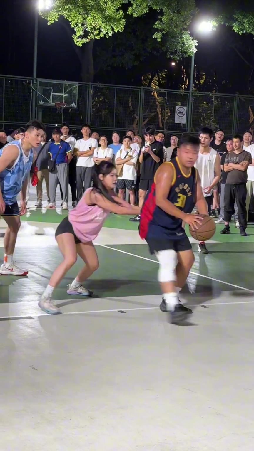 這哥們看見防自己的是女生，一個勁背打，球也不傳了